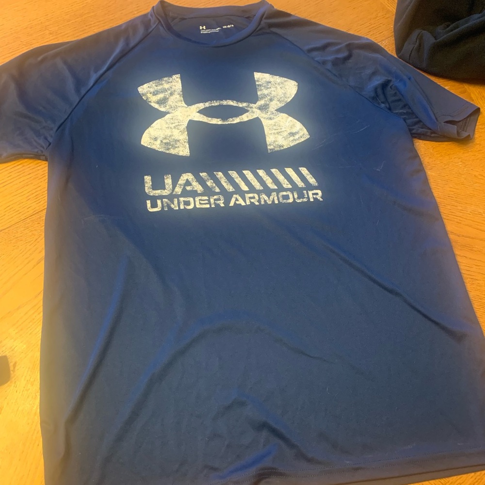 Navy blue Under Armour dry fit short sleeve tee